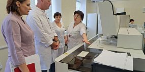 1,5 млн исследований провели в обновленной лаборатории на северо-западе Оренбургской области. Как берут пробы в селах?