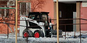 Сильный снегопад осложнил проезд во дворах Оренбурга