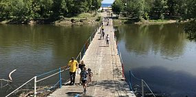 Понтонный мост в парке Строителей Орска погружается в воду