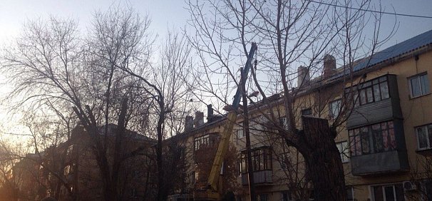 После публикации Урал56.Ру и приезда первых лиц города на Вокзальном шоссе, 1 в Орске ремонт кровли сдвинулся с мертвой точки