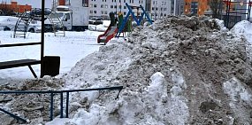 Временно – это сколько? В некоторых дворах Оренбурга управляющие компании складируют снег с дорог на детских площадках