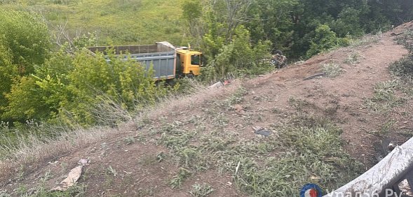 Во время страшного ДТП, которое произошло сегодня под Оренбургом, автомобили упали вниз с большой высоты