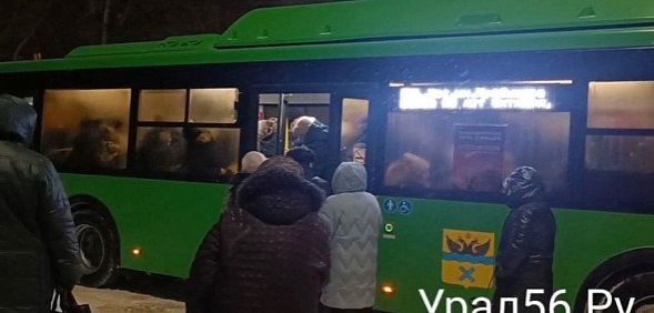 Переполненный автобус в Оренбурге