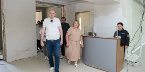 Евгений Солнцев проверил обновляемые соцобъекты Тоцкого района – медучреждения и школу