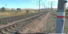 На железной дороге в Орске едва не погибла девушка 