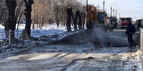 На улице Нефтяников в Орске перекрыли движение из-за коммунальной аварии 