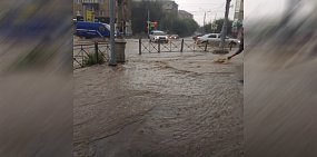 Наводнение 2:0: Улицы Орска после сильного ливня ушли под воду
