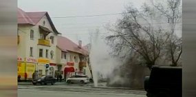 В центре Орска из-за испытаний тепловых сетей забил фонтан из горячей воды