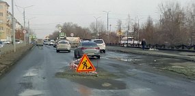 Провал на дороге в центре Орска засыпали щебнем. Когда его восстановят?