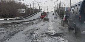 Большие ямы на нижней дороге и на площади Гагарина временно засыпали 