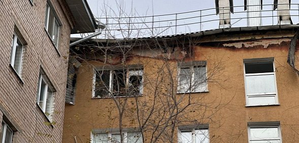 Поврежденная крыша дома