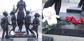 Жители Оренбурга приносят цветы и игрушки к памятнику первой учительнице в память о погибших в Казани
