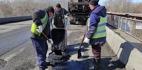 В Оренбурге мост через реку Сакмара дождался ямочного ремонта