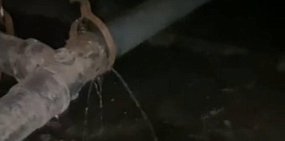 Течет из трубы в подвале на улице Братьев Башиловых, 15/4 , фото: скрин с видео местных жителей