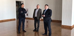 Министр региональной и информационной политики Оренбургской области Игорь Сухарев, И.о. директора орского дратеатра Алексей Заводчиков и глава города Орска Василий Козупица во время пресс-конференции