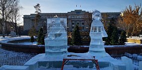 65-метровая горка и карета с лошадьми: в Оренбурге украшают площадь имени Ленина 