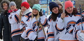 В Орске девушки сыграли в хоккей на валенках