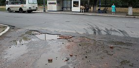 В Оренбурге на проспекте Парковом яму заделали кирпичами