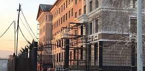 Жители Оренбурга обсуждают новый забор вокруг здания ФСБ