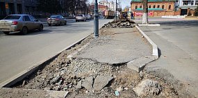 В Оренбурге идут работы по строительству прилегающей территории и тротуара к улице Комсомольской 