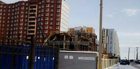 Соцсети: в Оренбурге строительный кран снова упал на новостройку