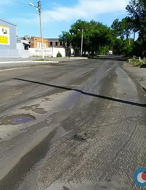 С проблемного участка по улице Станиславского в Орске срезают асфальт 3 разные фирмы