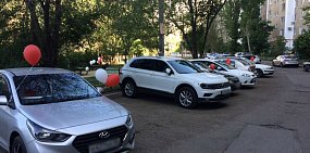 Неизвестные пожелали доброго утра оренбуржцам, привязав шарики к их машинам