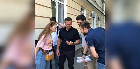 Владимир Ильиных показывает планы благоустройства города