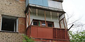 В Орске на улице Новосибирской выбило стекла одной из квартир