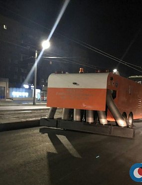 В Орске идет снег, но асфальт в центре города продолжают укладывать