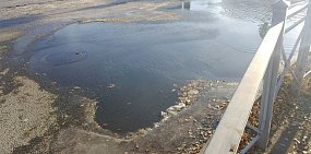 Потоп на «зебре» и каток на остановке: В Орске на улице Васнецова продолжает бежать вода