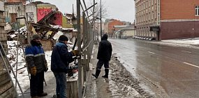 Возведение забора у «Дома пяти ангелов» в Оренбурге. Источник: мэрия города