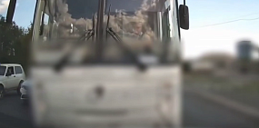 В Оренбурге пассажирский автобус выехал на встречную полосу (видео)