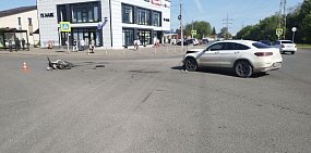 Двое подростков на питбайке врезались в Mercedes в Оренбурге. Оба попали в больницу