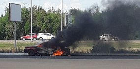 В Оренбурге сгорела машина. Автомобиль толкали и пинали подростки 