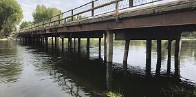 Одна колонна разрушилась, тротуар смыло: Как сейчас выглядит нижний мост через Урал в Орске?