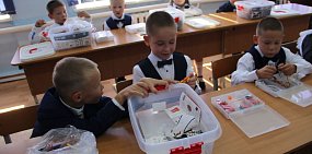 В Орске появилась первая школа, оснащенная кабинетом робототехники. Его детям подарил меценат Серикбай Бисекеев