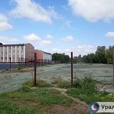 Раньше в левой части огороженной площадки лежал асфальт, в правой росли деревья