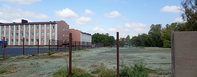 Раньше в левой части огороженной площадки лежал асфальт, в правой росли деревья