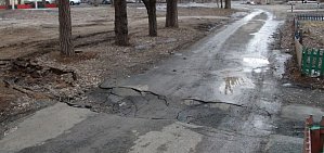 В Орске после ремонта трубопровода провалился асфальт