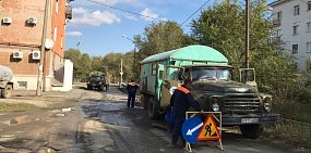 Улицу Станиславского в Орске затопило из-за сломанного гидранта