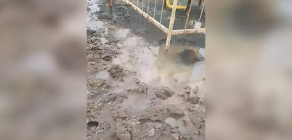 «Вода бьет там, где газ проложен»: В Совхозе строитель до сих пор не ликвидировали коммунальную аварию 