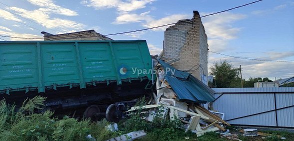 Вагон, протаранивший здание