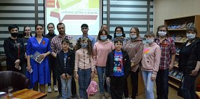 Журналист Урал56.Ру Павел Лещенко прочел фрагмент из книги «Облачный полк» во время акции «Читаем детям о войне» в Орске