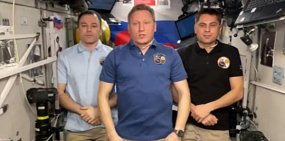 Космонавты во время поздравления. Стоп-кадр из видео