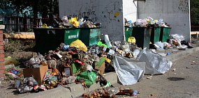 В Орске в 230 метрах от здания администрации гниет огромная куча мусора