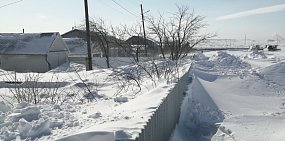 «На дороге двухметровые сугробы, случись что – врачи до пенсионеров не доберутся». Окраинные поселки Орска завалило снегом (фото)