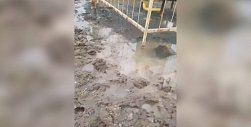 «Вода бьет там, где газ проложен»: В Совхозе строитель до сих пор не ликвидировали коммунальную аварию 