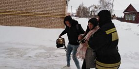 Службы спасения помогают беременной женщине. Фото: МЧС по Оренбургской области