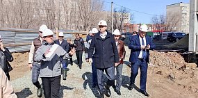 Евгений Солнцев на строительном объекте в Орске